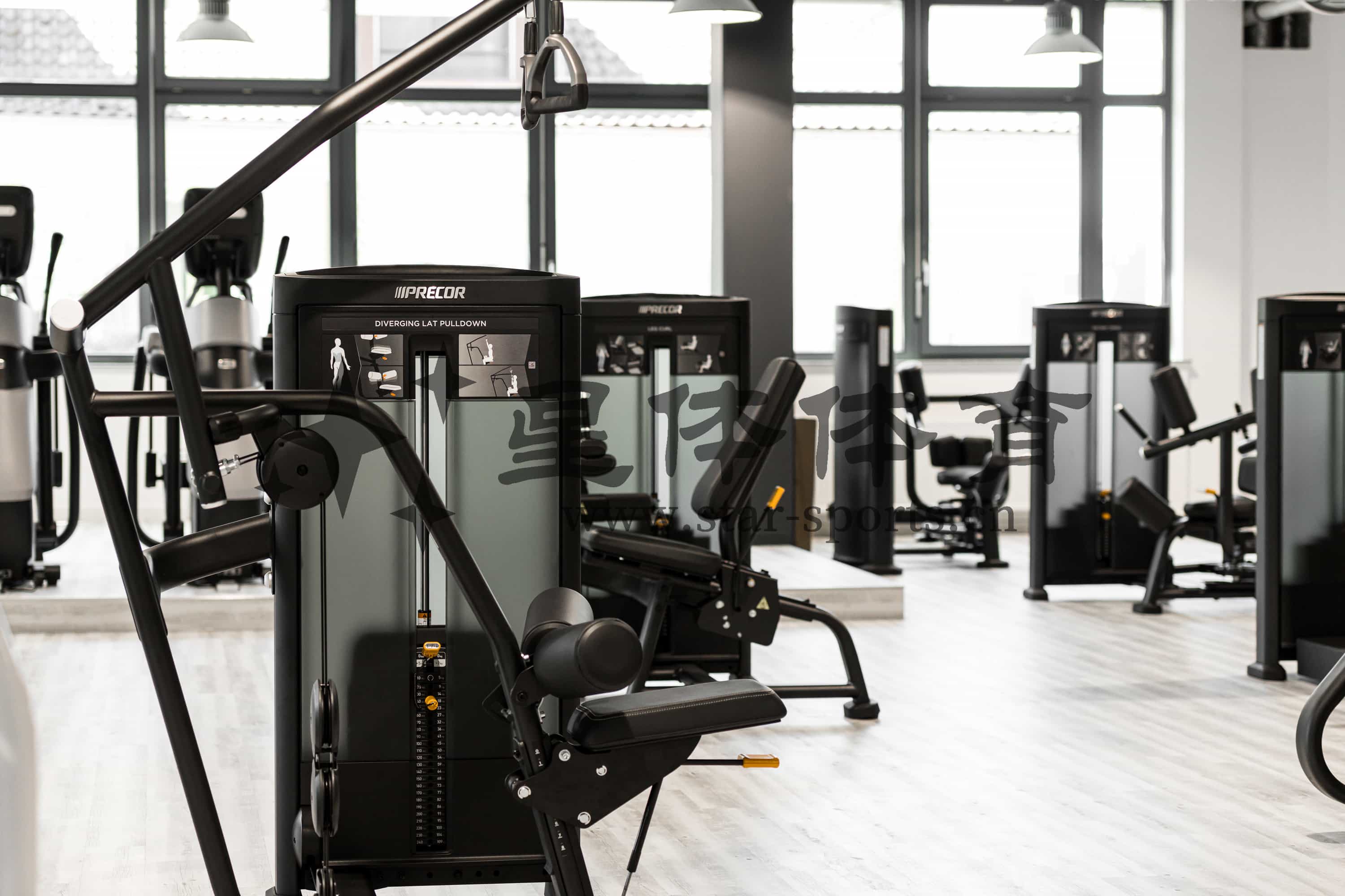 罗马椅这一健身器材是如何锻炼腹肌的