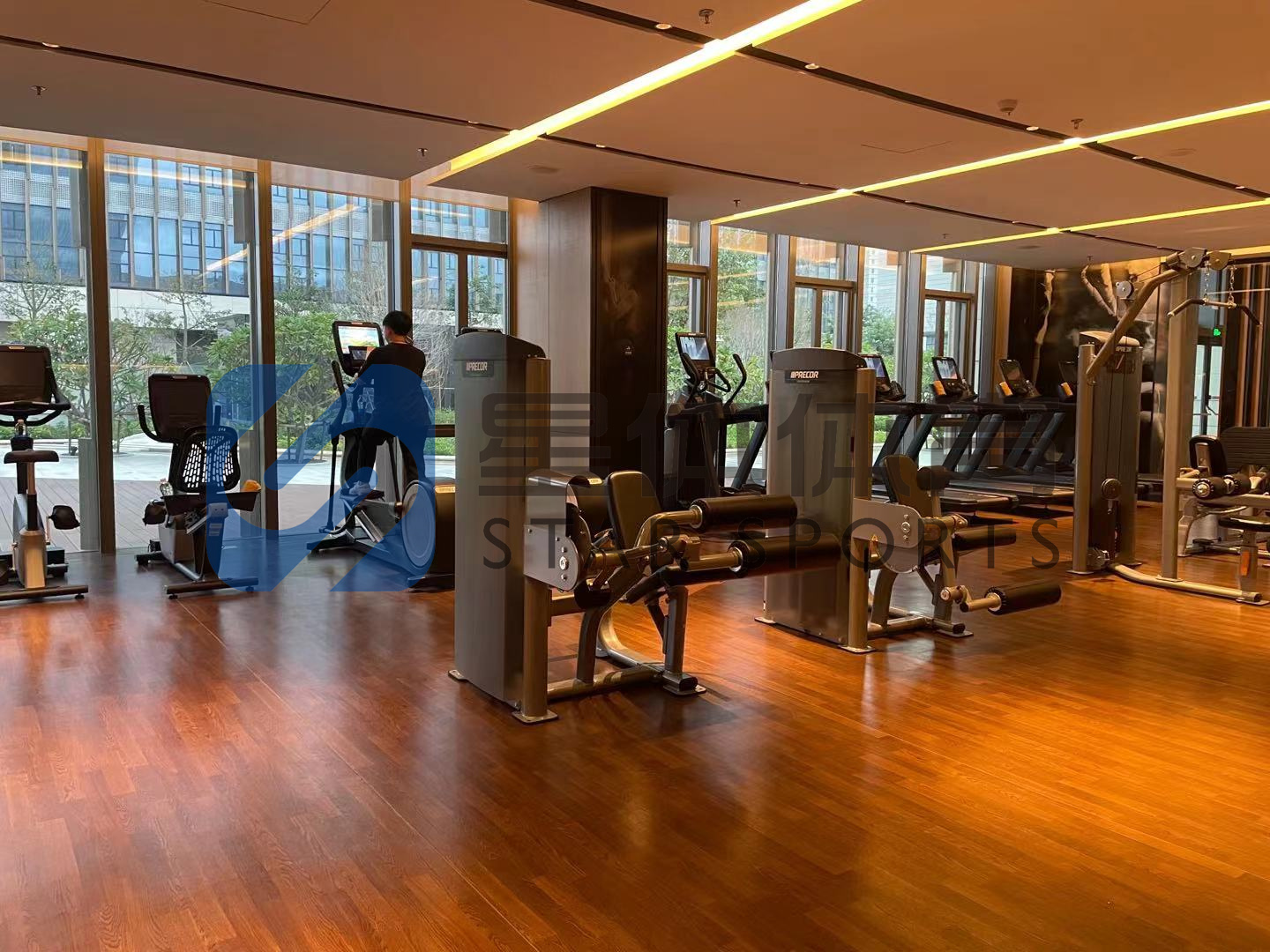 练腿的健身器材，健身时所消耗的热量