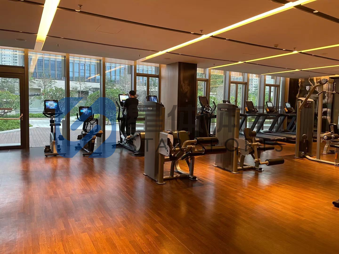 健身器材三人站位综合训练器正确使用方法