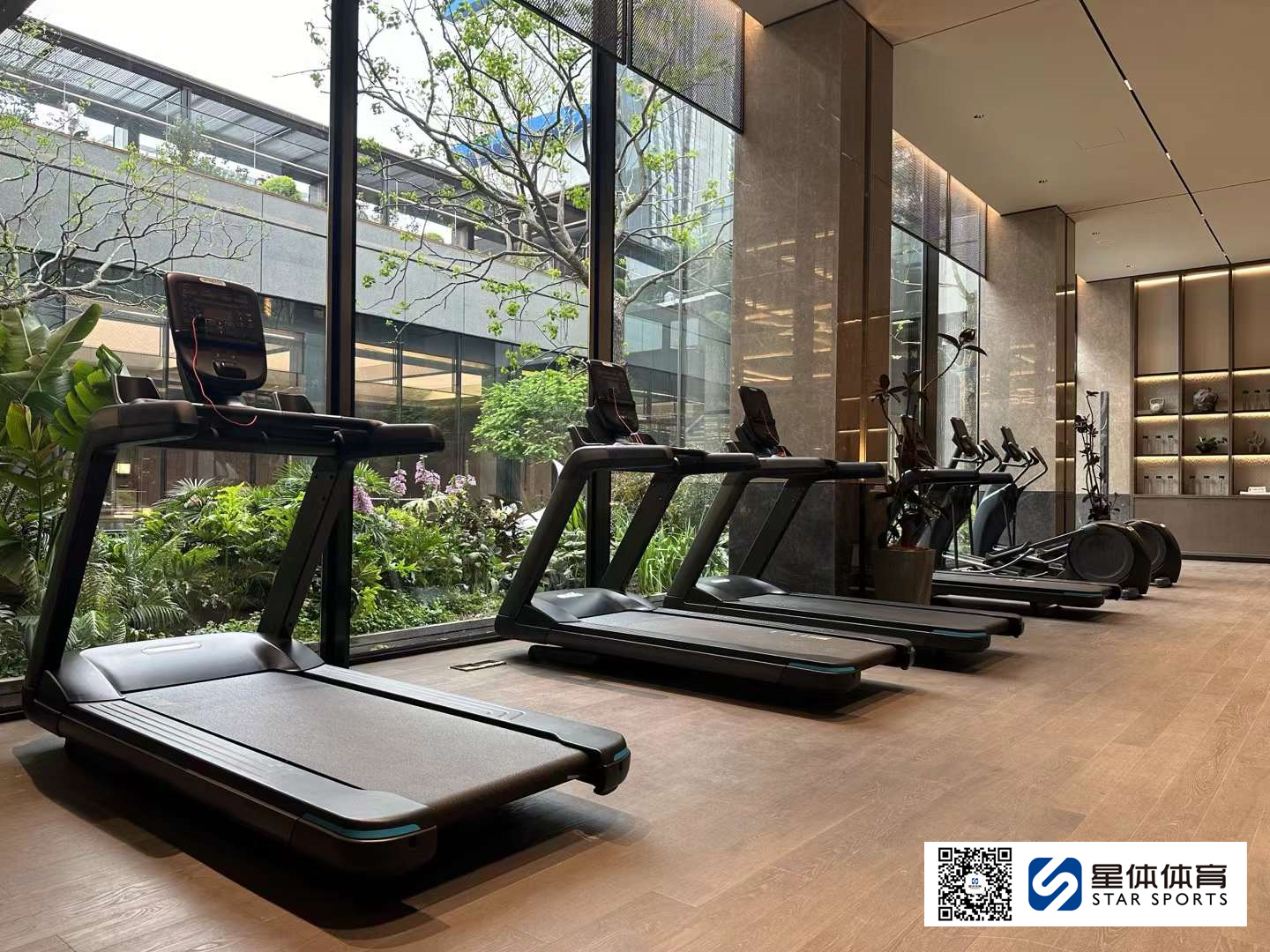 健身器材坐式高拉训练器锻炼哪些身体部位