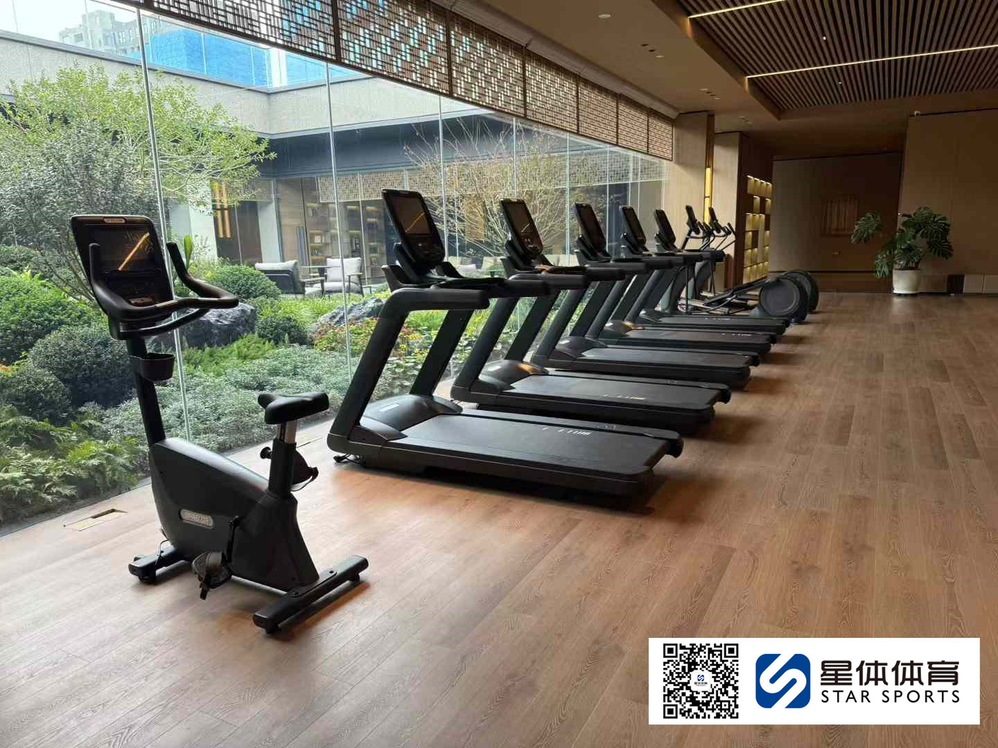 健身器材坐式推胸训练机的锻炼方式